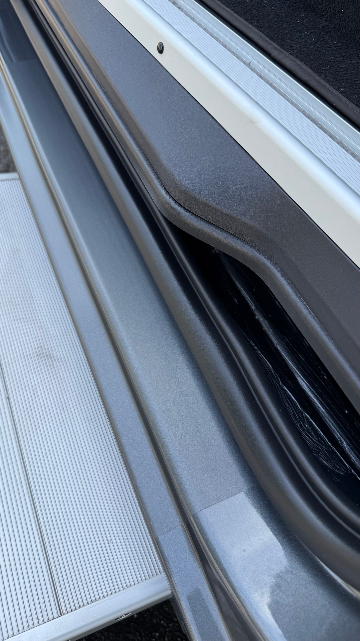 Einstiegsschutzfolie für VW Grand California – Lackschutz Schiebetür Schwelle – Matt Transparent – 2-teilig passgenau